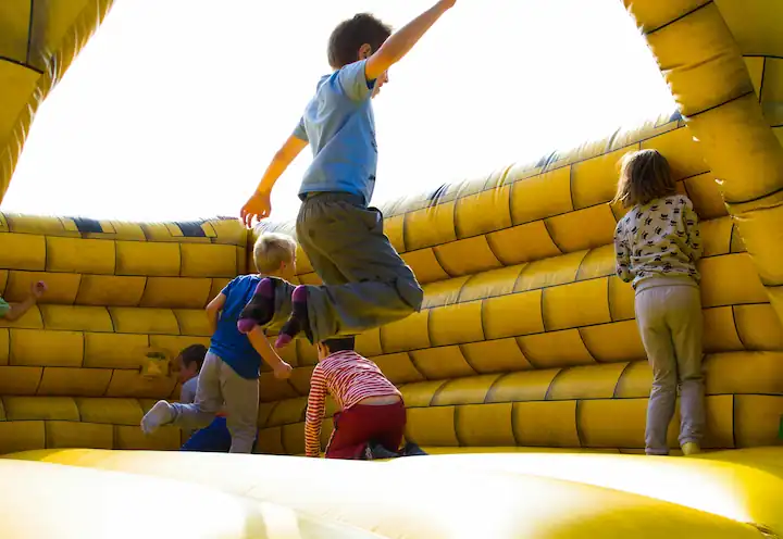 Château gonflable sécurisé pour enfants